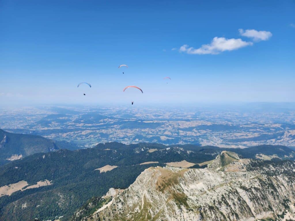 Groupe de parapentiste en transition pendant un stage cross dans la Chartreuse.